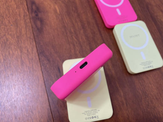 出口非洲订单 品牌MVMT  

裸装 磁吸背夹冲 颜值顶头 5000毫安容量

粉色和黄色两个颜色可以选择。手感无敌。 商品图3