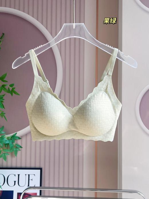 点此购买 华歌尔波浪边V领文胸 艾 309273 商品图3