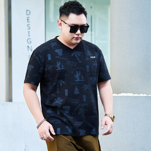【纯棉】【DYG】大依优型大码男装V领T恤潮流印花男加肥加大码宽松短袖T恤男士肥佬衣服衫 商品图1