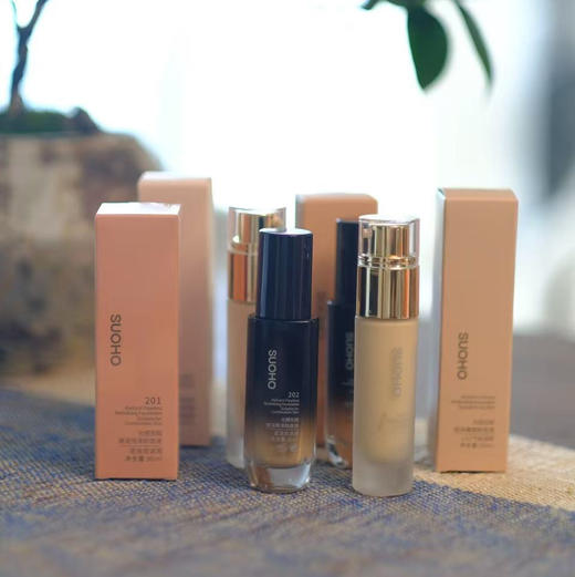 唐老师实验室出品粉底液，春季焕妆，匠心打磨研发的，轻薄透气光感粉底液，水润服帖不卡粉，越用越自然， 妆养合一，呵护肌肤屏障，愿新的一年美出新模样💗 商品图5