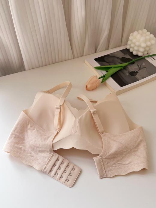 点此购买 华歌尔波浪边V领文胸 艾 309273 商品图10