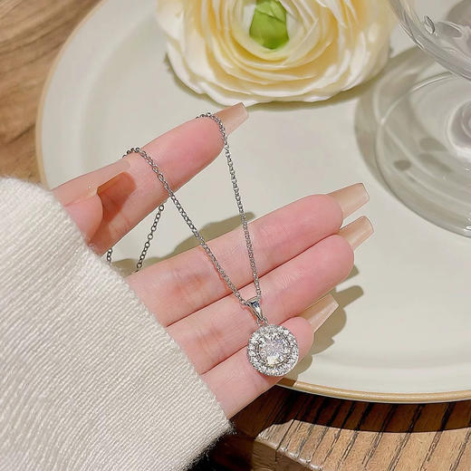 热卖中！！【明孝陵博物馆监制】千年珠宝莫桑钻戒、吊坠、耳钉三件套（链条通体S925材质、项链戒指主钻约5克拉大小） 商品图7