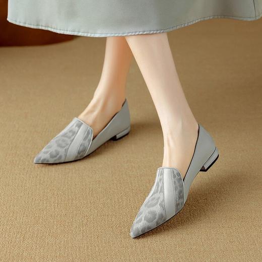 【预售5天】春秋季新款高级感乐福鞋女平底舒适尖头豹纹丝绸羊皮浅口单鞋女DB&M6191 商品图3