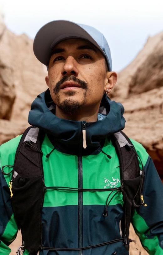 点此购买 始祖鸟春秋季男女款Lightwight硬壳冲锋衣 LL 309397 商品图4