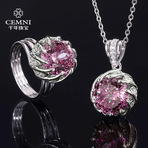 热卖中！！【明孝陵博物馆监制】千年珠宝莫桑钻戒、吊坠、耳钉三件套（链条通体S925材质、项链戒指主钻约5克拉大小） 商品图4