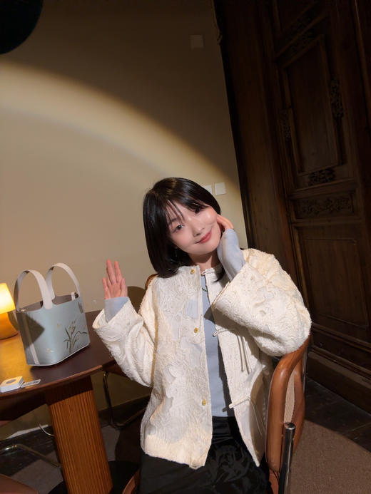 介面限量！DU家定制——江南织造非遗真丝宋锦新中式国风包包 清雅兰花奢华贵气、古意新作 国内鼎JI奢品牌工厂代工 拼接纳帕牛皮细腻光泽 传递中国传统非遗国风美（介面挚爱粉&花花品质生活粉丝专享） 商品图5