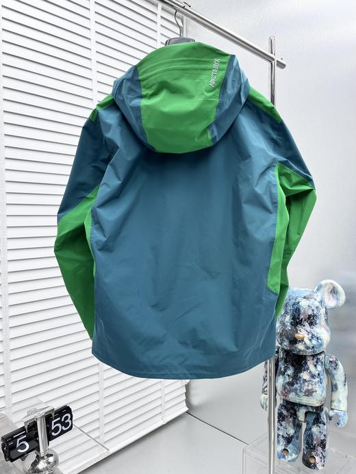 点此购买 始祖鸟春秋季男女款Lightwight硬壳冲锋衣 LL 309397 商品图1