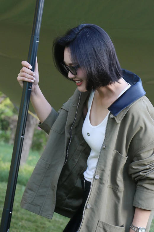 可拆卸皮领挺括猎装外套 肯豆同款工装夹克 面料肌理清晰立体 质地紧致厚实 立裁领圈弧度 标志性工装四袋对称装饰 商品图6