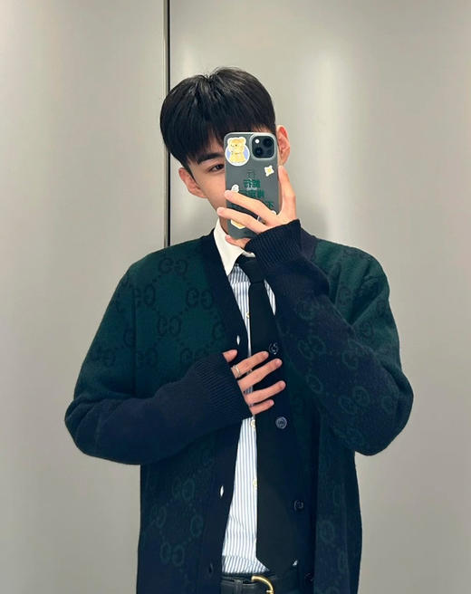 GUCCI 满印渐变字母开衫 商品图3