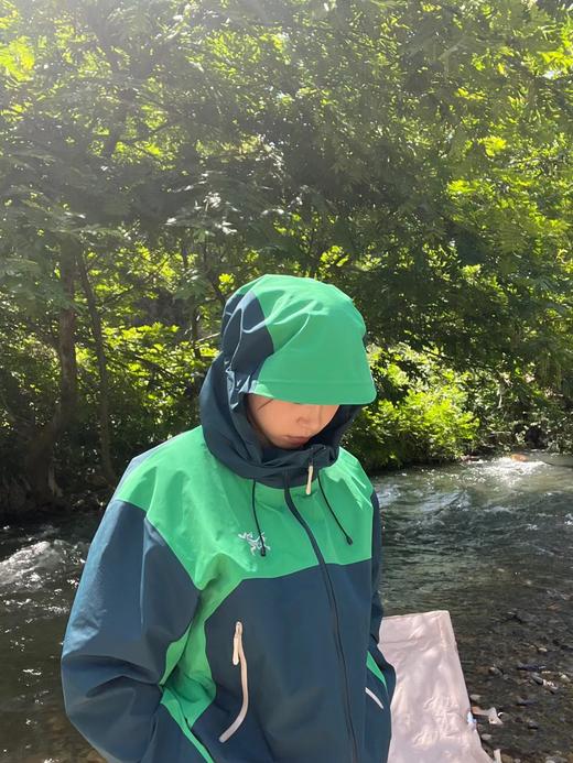 点此购买 始祖鸟春秋季男女款Lightwight硬壳冲锋衣 LL 309397 商品图2