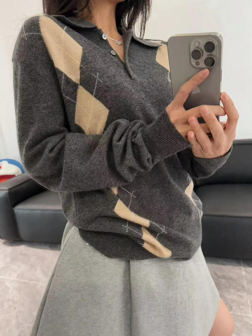 羊毛羊绒针织POLO衫 高品质羊毛羊绒混纺面料 触感柔软丝滑 宽松廓形 Polo领设计 菱格纹收腰显瘦 多种风格适配 商品图7