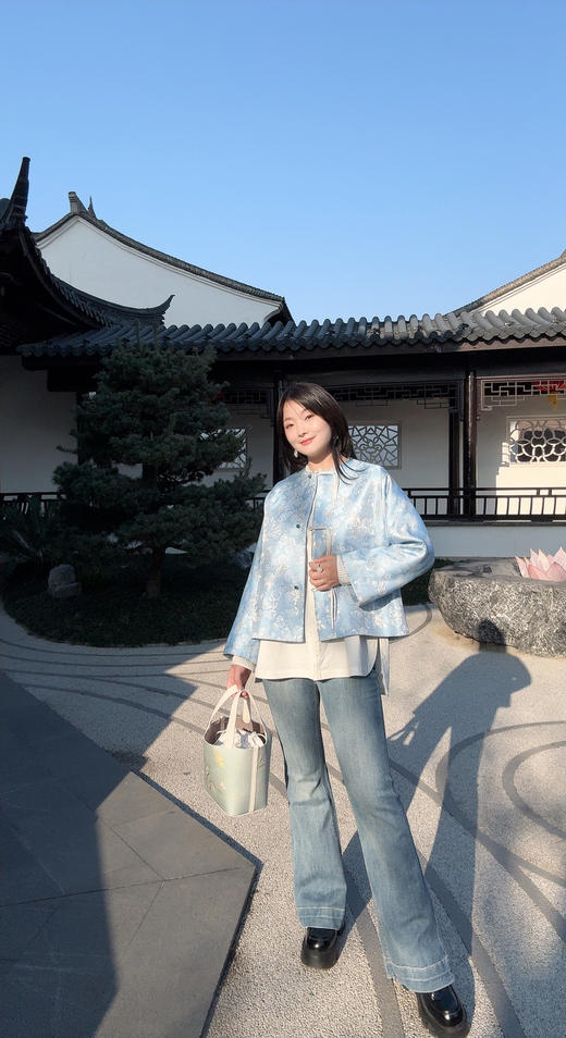 介面限量！DU家定制——江南织造非遗真丝宋锦新中式国风包包 清雅兰花奢华贵气、古意新作 国内鼎JI奢品牌工厂代工 拼接纳帕牛皮细腻光泽 传递中国传统非遗国风美（介面挚爱粉&花花品质生活粉丝专享） 商品图6