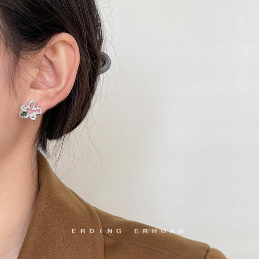 微镶锆石轻奢镂空花朵耳饰 商品图1