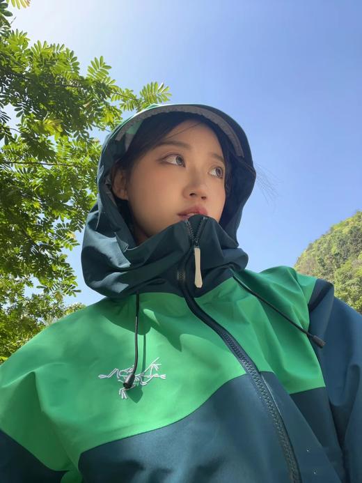 点此购买 始祖鸟春秋季男女款Lightwight硬壳冲锋衣 LL 309397 商品图3