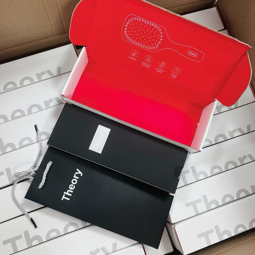 正品Theory负离子猪鬃榉木气垫梳礼盒套装
这个品牌大家都不陌生了吧！国内一线城市都有他专柜的身影！他家的东西不是一般的贵！
原价49欧 商品图2