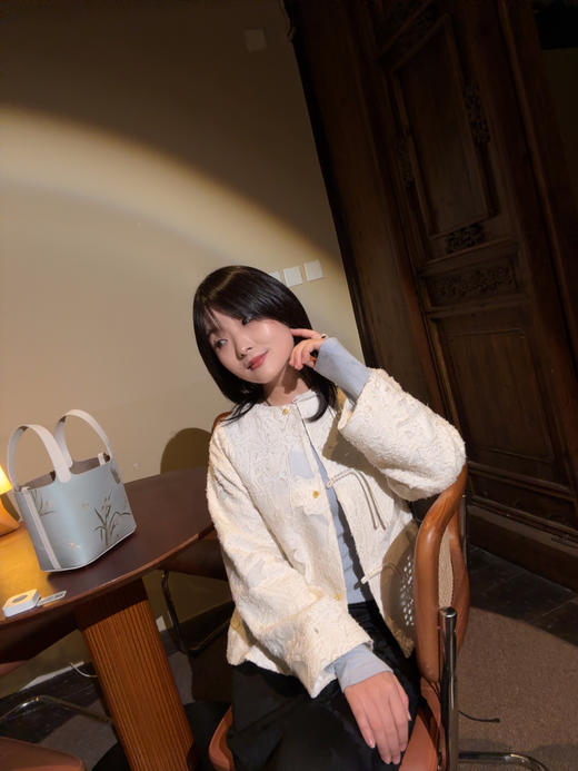 介面限量！DU家定制——江南织造非遗真丝宋锦新中式国风包包 清雅兰花奢华贵气、古意新作 国内鼎JI奢品牌工厂代工 拼接纳帕牛皮细腻光泽 传递中国传统非遗国风美（介面挚爱粉&花花品质生活粉丝专享） 商品图3