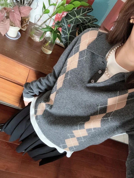 羊毛羊绒针织POLO衫 高品质羊毛羊绒混纺面料 触感柔软丝滑 宽松廓形 Polo领设计 菱格纹收腰显瘦 多种风格适配 商品图9