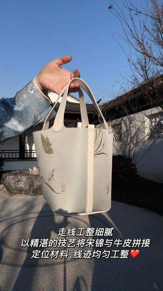 介面限量！DU家定制——江南织造非遗真丝宋锦新中式国风包包 清雅兰花奢华贵气、古意新作 国内鼎JI奢品牌工厂代工 拼接纳帕牛皮细腻光泽 传递中国传统非遗国风美（介面挚爱粉&花花品质生活粉丝专享） 商品图2