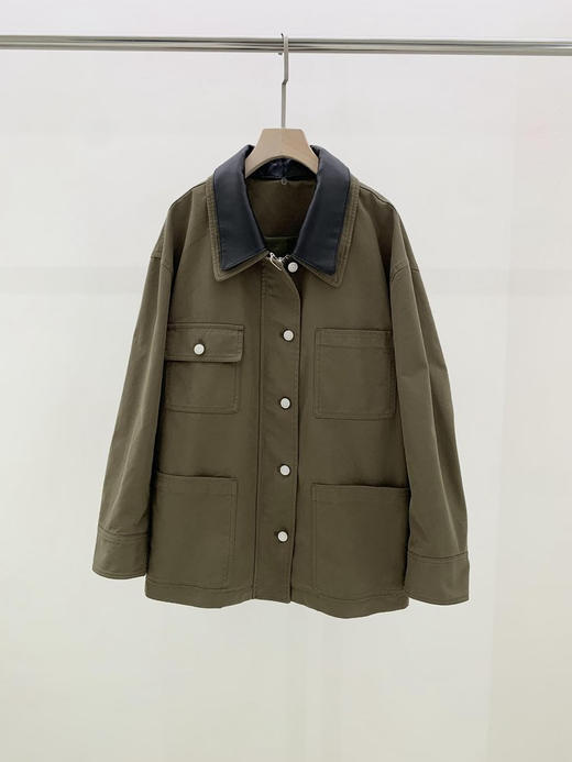 可拆卸皮领挺括猎装外套 肯豆同款工装夹克 面料肌理清晰立体 质地紧致厚实 立裁领圈弧度 标志性工装四袋对称装饰 商品图9