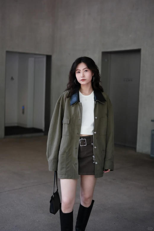 可拆卸皮领挺括猎装外套 肯豆同款工装夹克 面料肌理清晰立体 质地紧致厚实 立裁领圈弧度 标志性工装四袋对称装饰 商品图7