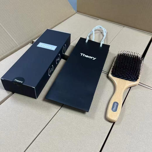 正品Theory负离子猪鬃榉木气垫梳礼盒套装
这个品牌大家都不陌生了吧！国内一线城市都有他专柜的身影！他家的东西不是一般的贵！
原价49欧 商品图1