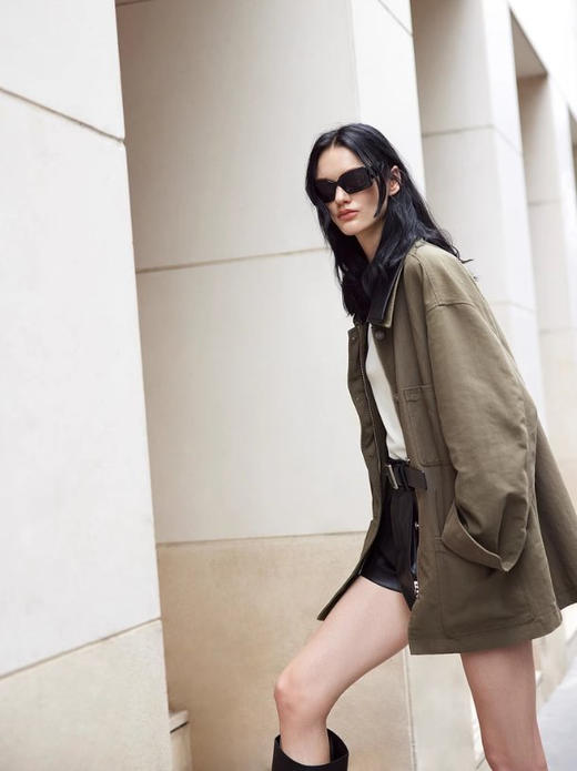 可拆卸皮领挺括猎装外套 肯豆同款工装夹克 面料肌理清晰立体 质地紧致厚实 立裁领圈弧度 标志性工装四袋对称装饰 商品图0