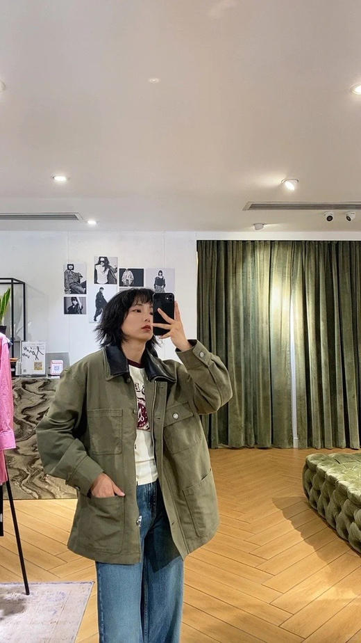 可拆卸皮领挺括猎装外套 肯豆同款工装夹克 面料肌理清晰立体 质地紧致厚实 立裁领圈弧度 标志性工装四袋对称装饰 商品图8