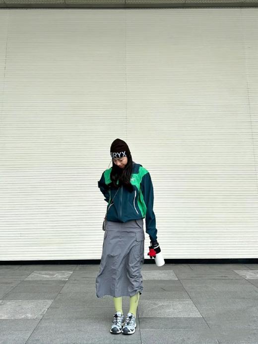 点此购买 始祖鸟春秋季男女款Lightwight硬壳冲锋衣 LL 309397 商品图5