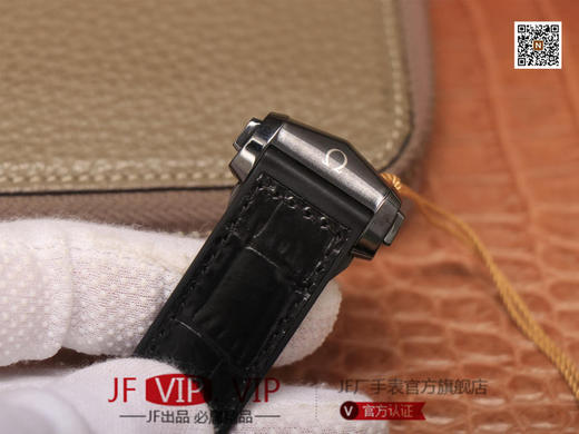 VS新品：深海-Deepsea King全黑陶瓷海洋宇宙600米，防划痕、不怕旧！天然橡胶包胶小牛皮表带，内层天然橡胶保证了佩戴的舒适耐用性，男士腕表，皮表带，自动机械机芯，透底。 商品图2