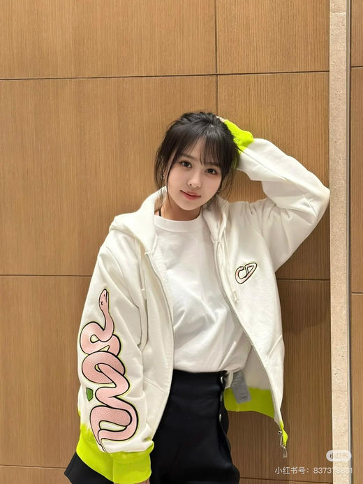 新品DR✖️Kaws 联名款蛇年限定刺绣扎染连帽外套 商品图2