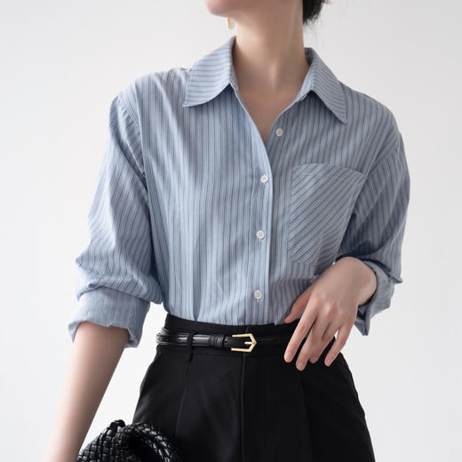 百媚生 慵懒松弛感蓝色条纹衬衫女设计感小众OL职业通勤叠穿衬衣 4062 商品图4