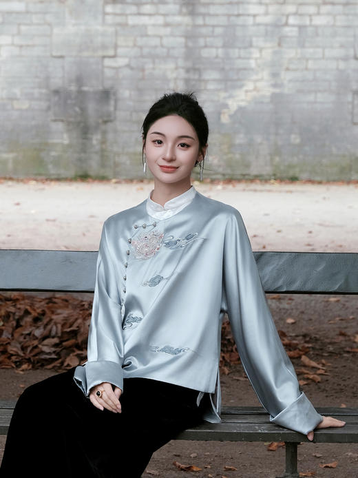 东方境X郭培| 团龙祥云真丝刺绣新中式外套-蓝色 商品图0