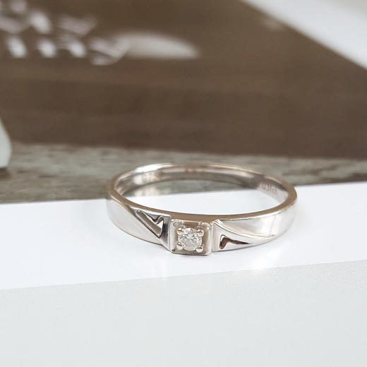 【天然正品】老庙AU750白金时尚经典四爪款0.031克拉钻石戒指11号（戒圈可改）女士现售价：1580特价！110225NJS21 商品图3