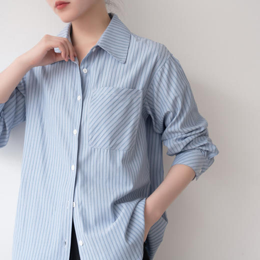 百媚生 慵懒松弛感蓝色条纹衬衫女设计感小众OL职业通勤叠穿衬衣 4062 商品图5