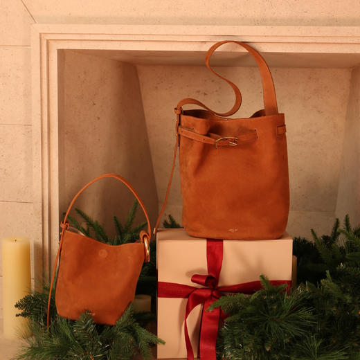 【品牌直发】APEDE MOD 春夏新款大容量头层牛皮水桶包 中号皮带软花桶包单肩斜挎包 商品图1