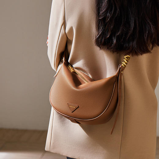 丁摩 女士包包新款女包饺子包女斜挎包高级感软皮真皮腋下包5ZF-0996 商品图3