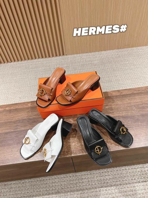 爱马仕𝐇𝐞𝐫𝐦𝐞𝐬𝟮𝟬𝟮𝟱/𝐬𝐬爱马仕新扣平底/高跟5.5cm粗跟拖鞋（HC） 商品图0
