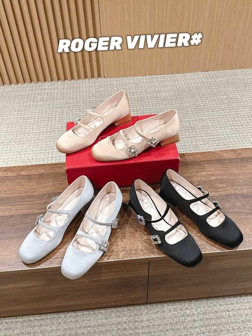 RV罗杰维维亚新款钻扣玛丽珍粗跟单鞋（HC） 商品图0