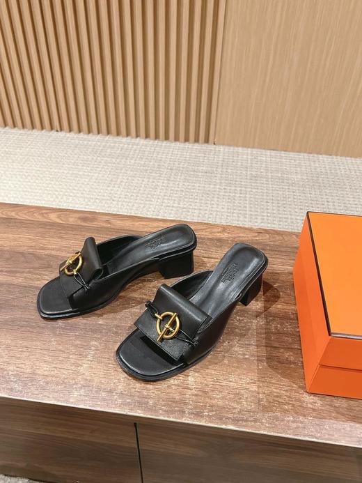 爱马仕𝐇𝐞𝐫𝐦𝐞𝐬𝟮𝟬𝟮𝟱/𝐬𝐬爱马仕新扣平底/高跟5.5cm粗跟拖鞋（HC） 商品图2