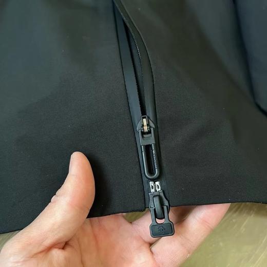 点此购买 迪桑特春秋季男女款户外硬壳全压胶连帽冲锋衣 ly 309533 商品图8