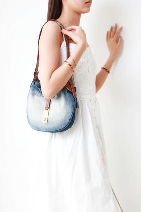 好看到治愈一切，女神丹宁包包。牛皮拼接黄铜拉链腋下包C021788