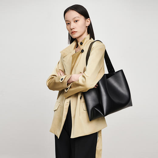 IN AND ON 缎面质感立领系带外套21428 商品图0