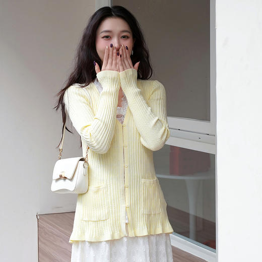 两三事 穿越时光 2025春季新款休闲蕾丝背心坑条针织开衫女两件套 商品图4