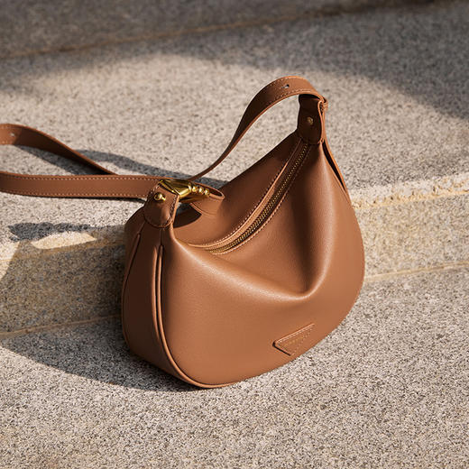 丁摩 女士包包新款女包饺子包女斜挎包高级感软皮真皮腋下包5ZF-0996 商品图6