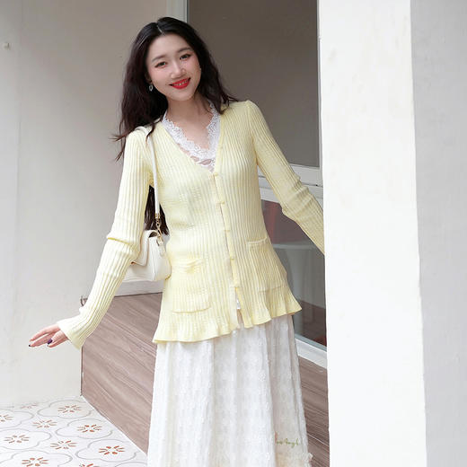两三事 穿越时光 2025春季新款休闲蕾丝背心坑条针织开衫女两件套 商品图2