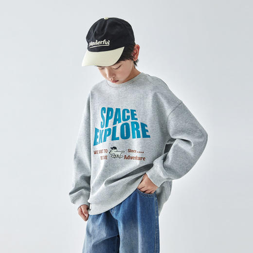 蓝汽水2025年春季纯色圆领套头卫衣男童字母卡通印花休闲亲子上衣 商品图2