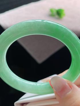 55圆条翡翠手镯