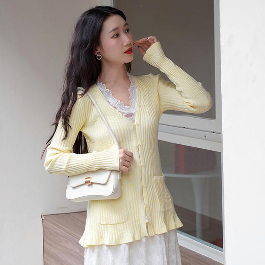 两三事 穿越时光 2025春季新款休闲蕾丝背心坑条针织开衫女两件套 商品图1