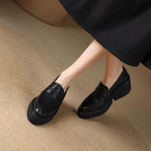 【预售5天】豹纹真皮厚底高跟乐福鞋女新款坡跟一脚蹬尖头深口防水台单鞋MWLR&W9923 商品图3