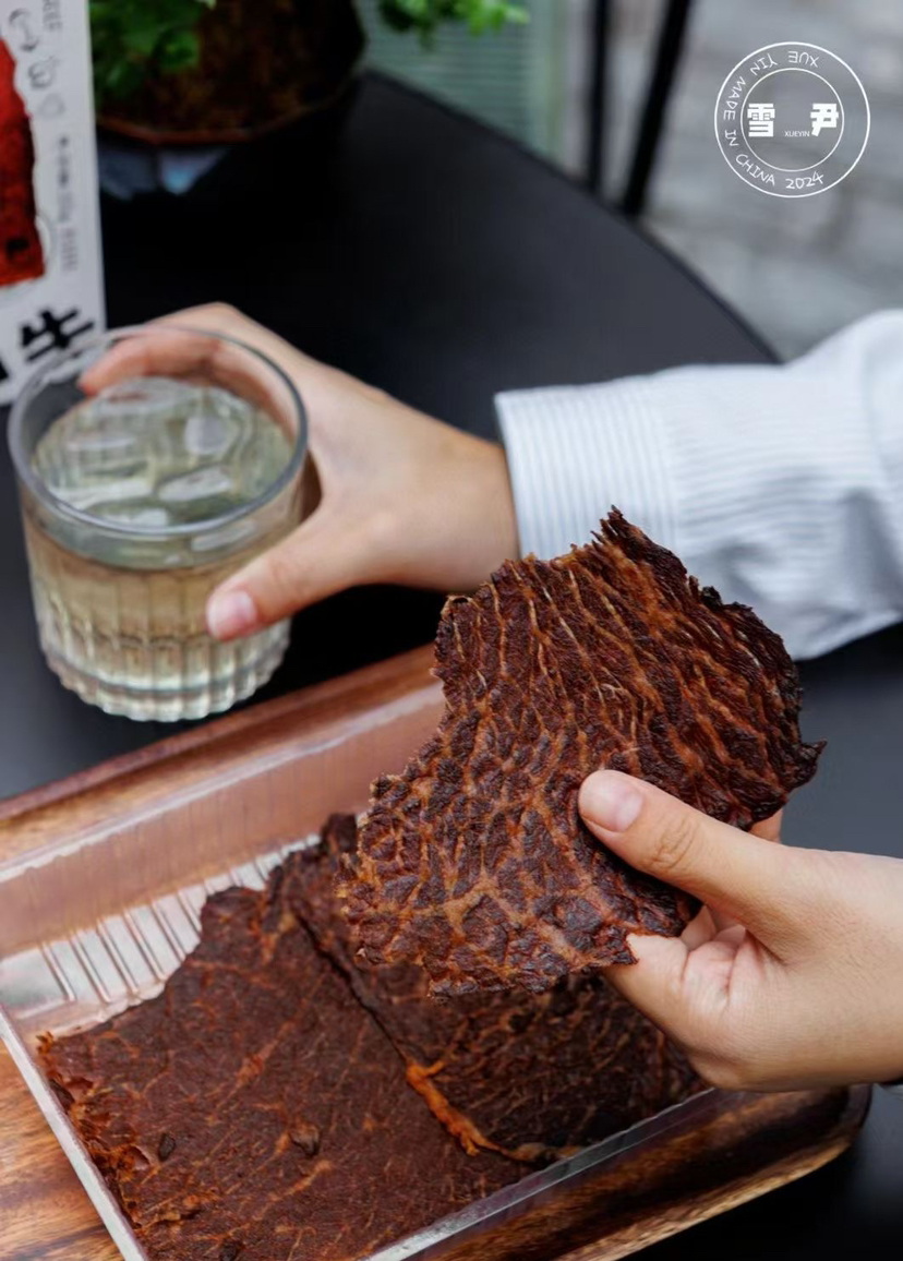 【原切雪花牛肉干】
澳洲和牛有自己的特点甜香醇厚的牛油香气~[色]这样的牛肉干无需添加剂都好吃～